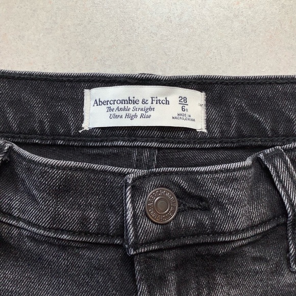 ❗️SOLD❗️A&F Ankle Straight Ultra High Rise 28 Regular Ripped Washed Black NWOT - Picture 6 of 8